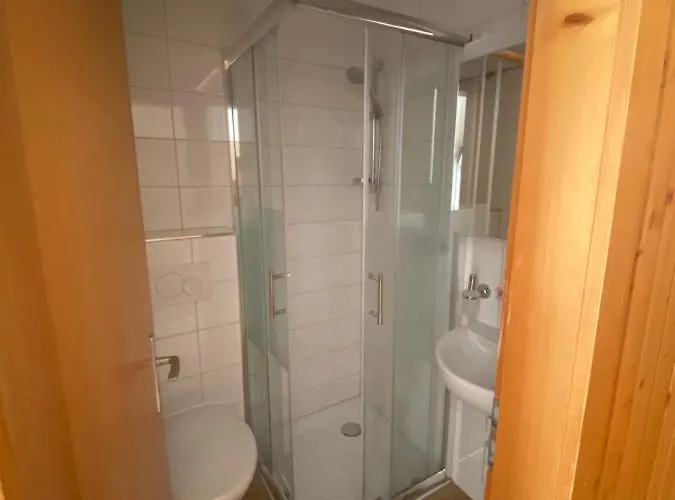 哈斯里山林小屋 酒店 *