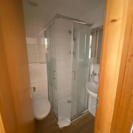 哈斯里山林小屋 酒店 *